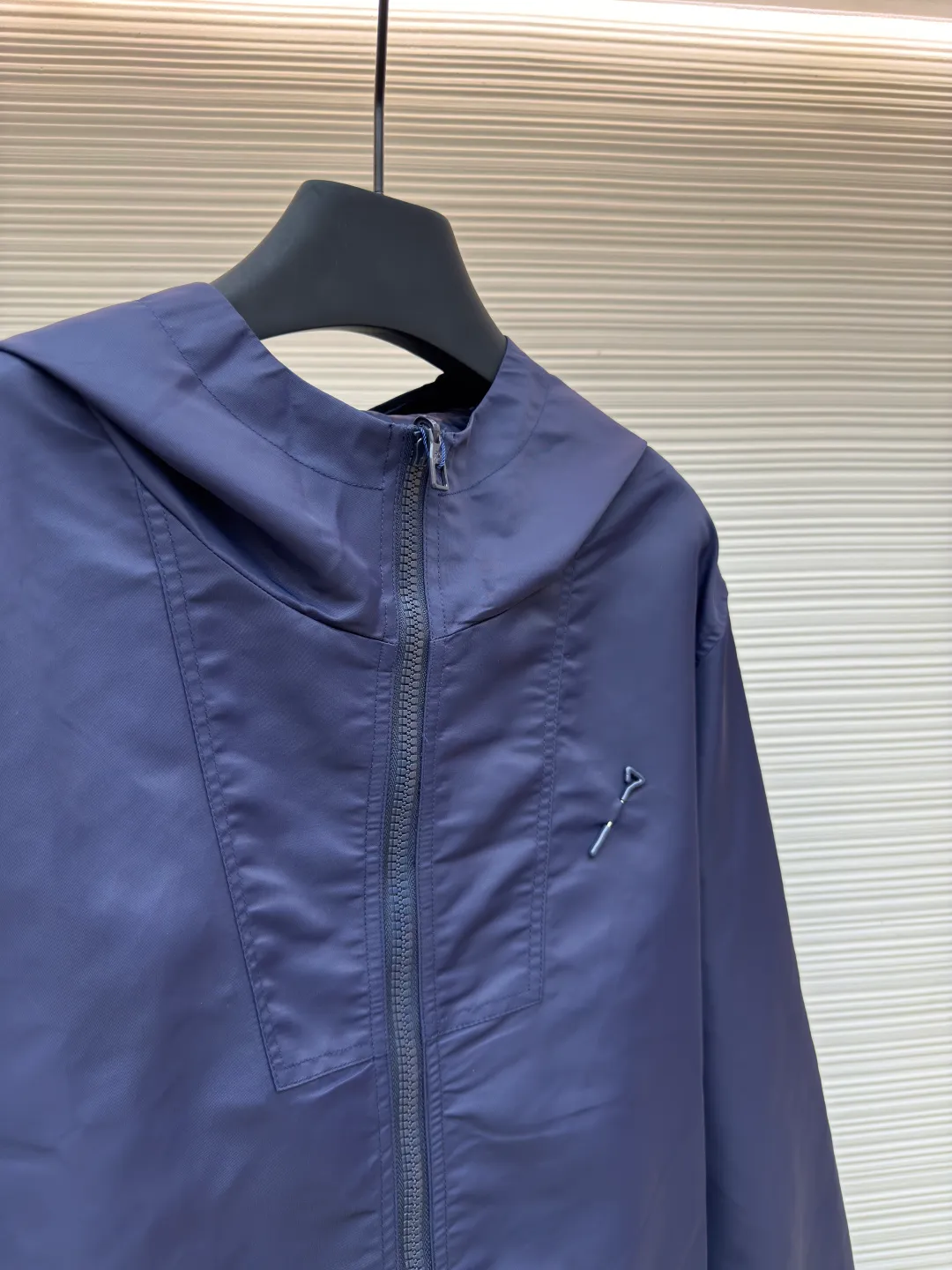 LOUIS VUITTON double-sided windproof pin jacket ●Authentic product: 23000 purchased and developed ●Item number: 1680475-C55 ●Fabric: polyester fiber fabric ●Technology: jacquard ●Version: fitted version ●Weight: about 555 grams ●Size: 44-46-48-50 ●Description: The solid color fabric is made of nylon encrypted matt twill fabric, and the jacquard fabric on the other side is made of 50D nylon yarn-dyed jacquard fabric. The solid color front panel is laser-burned, hand-made of white copper, with a triangle pin with logo and glossy finish. The front panel pocket uses a hardware keychain to hang a folding clothing tag, and the jacquard letters on the front chest placket are made of single-piece flowing pure It is cut by hand to restore the flower, and all the pieces are numbered. The pockets are also cut with the restored flower number. The fabric is relatively light and silky, and it takes time to cut accurately. The front and center are equipped with a double-circulation puller 5# orbital zipper. The hem and the hood are worn with spiral elastic ropes with ring anti-slip buckles, square pig nose buckles with logo, and all holes are punched with hardware and logo on the cloth-colored cornrows.